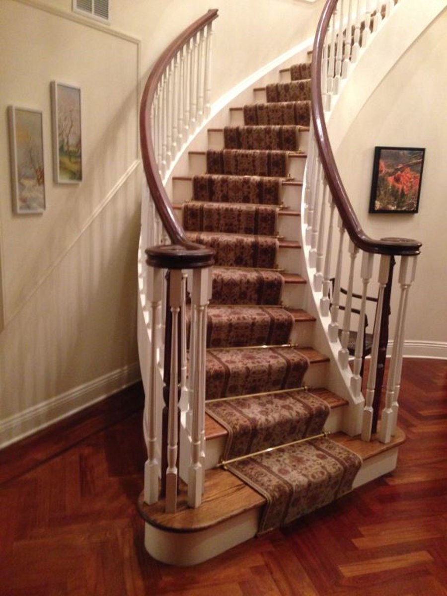 VACC Stair Vert Holiday Decorating BEFORE